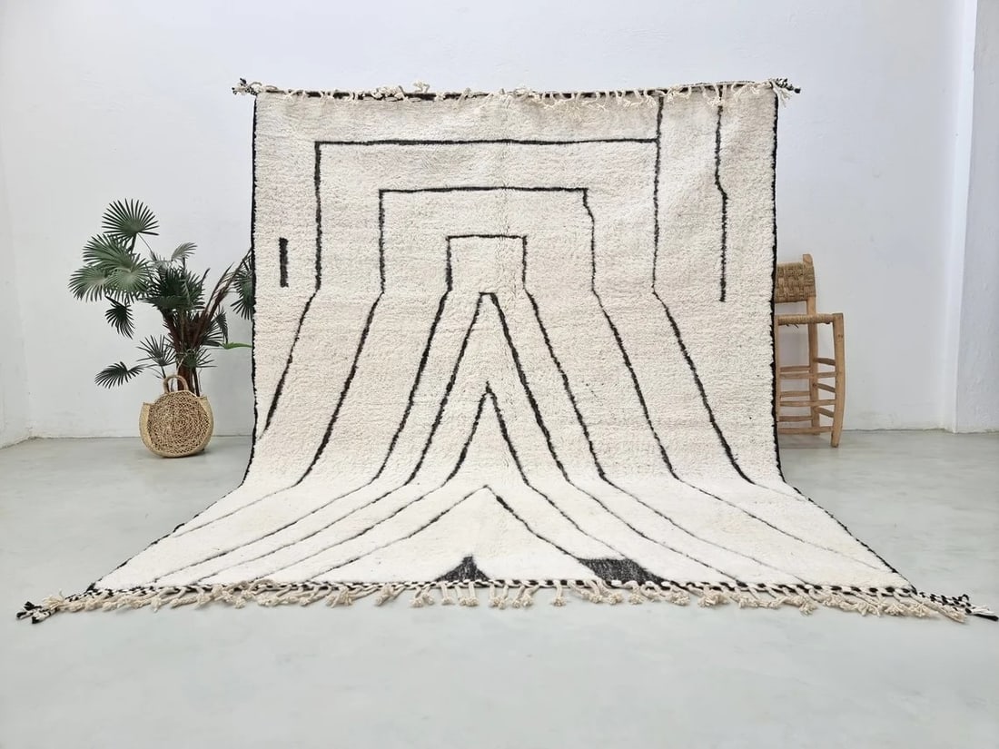 Elegant Soft White Handmade Rug Black Engraved Pattern Moroccan Wool: Elegant Soft White Handmade Rug Black Engraved Pattern Moroccan Wool Experience the beauty of craftsmanship with this Elegant Authentic Soft White Handmade Rug. Featuring a striking black engraved pat