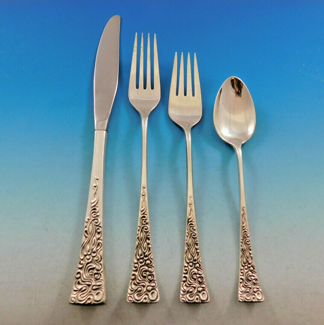 Reed & Barton Tapestry Sterling Silver 4-Piece Place Setting: Reed & Barton Tapestry Sterling Silver 4-Piece Place Setting Elevate your dining experience with this exquisite 4-piece regular size place setting from Reed & Barton, featuring the elegant Tapestry pa