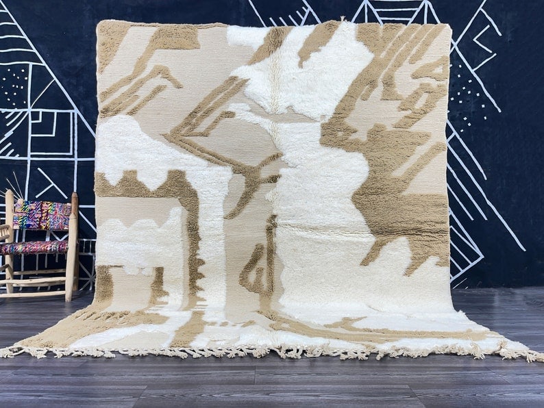 Handwoven Engraved Rug 100% Local Sheep Wool Morocco: Handwoven Engraved Rug 100% Local Sheep Wool Morocco Discover the beauty of this stunning soft engraved rug, handwoven in the Atlas Mountains by skilled local Berber women weavers. This exquisite piec