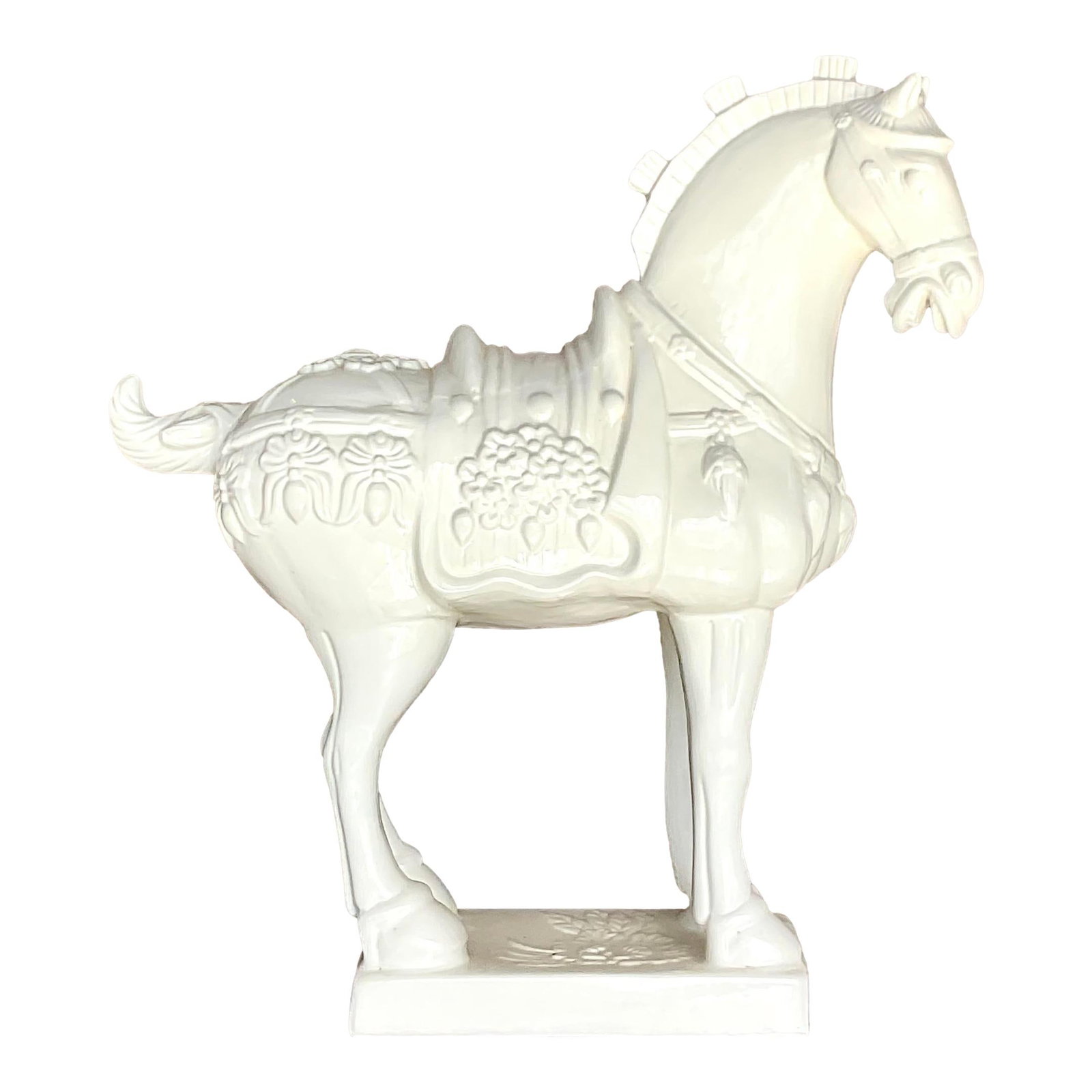 Tang Dynasty Style Vintage Asian Ceramic Horse Figurine Off-White: Tang Dynasty Style Vintage Asian Ceramic Horse Figurine Off-White This exquisite vintage Asian ceramic horse is crafted in the style of the Tang Dynasty, showcasing a beautiful glossy off-white finish