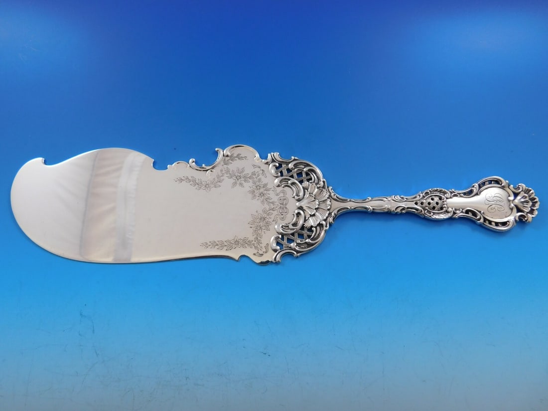 Durgin Regent Sterling Silver Ice Cream Slice 12" Engraved Wreath Mono: Durgin Regent Sterling Silver Ice Cream Slice 12" Engraved Wreath Mono This exquisite ice cream slice, crafted by Durgin, features a stunning bright-cut engraved wreath design. Made from high-quality 