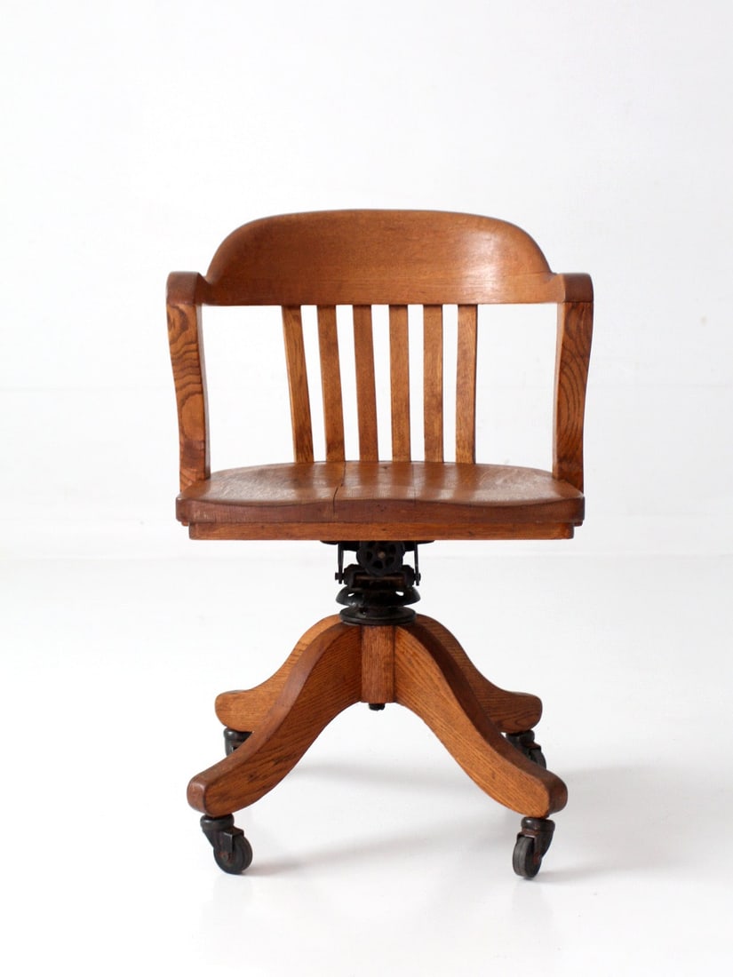 Gunlocke oak bankers chair swivel desk chair with casters: Gunlocke oak bankers chair swivel desk chair with casters Antique Gunlocke banker's swivel desk chair from the early 20th century, dated by patent to February 19, 1918. It features a curved barrel bac
