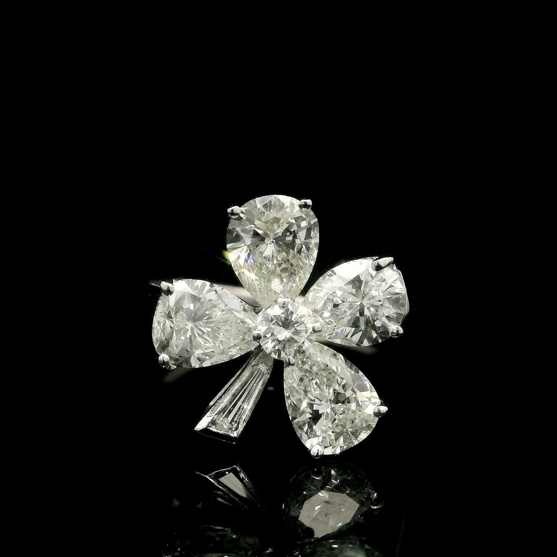 Vintage Platinum 2.63ctw Diamond 4 Leaf Clover Cocktail Ring: Vintage Platinum 2.63ctw Diamond 4 Leaf Clover Cocktail Ring This exquisite vintage cocktail ring features a stunning arrangement of diamonds set in solid .900+ platinum. The centerpiece showcases fou