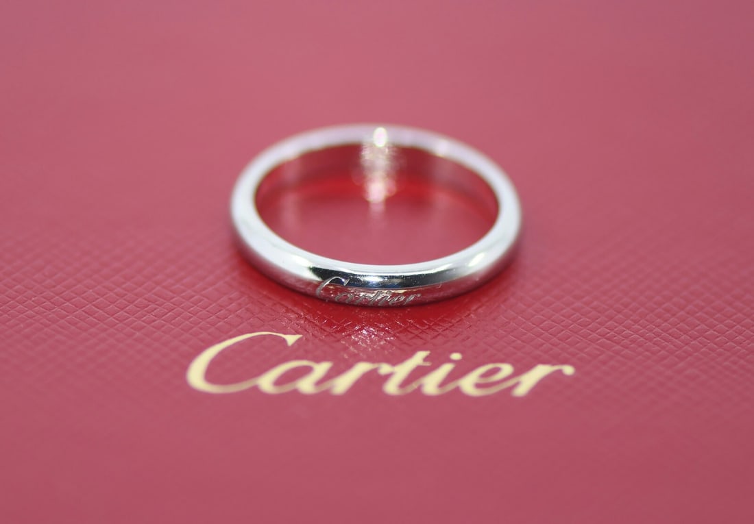 Cartier 950 Platinum Wedding Band Ring Size 52 with Authenticity: Cartier 950 Platinum Wedding Band Ring Size 52 with Authenticity This elegant Cartier wedding band ring is crafted from high-quality platinum with a metal purity of 950. Designed as a classic band sty