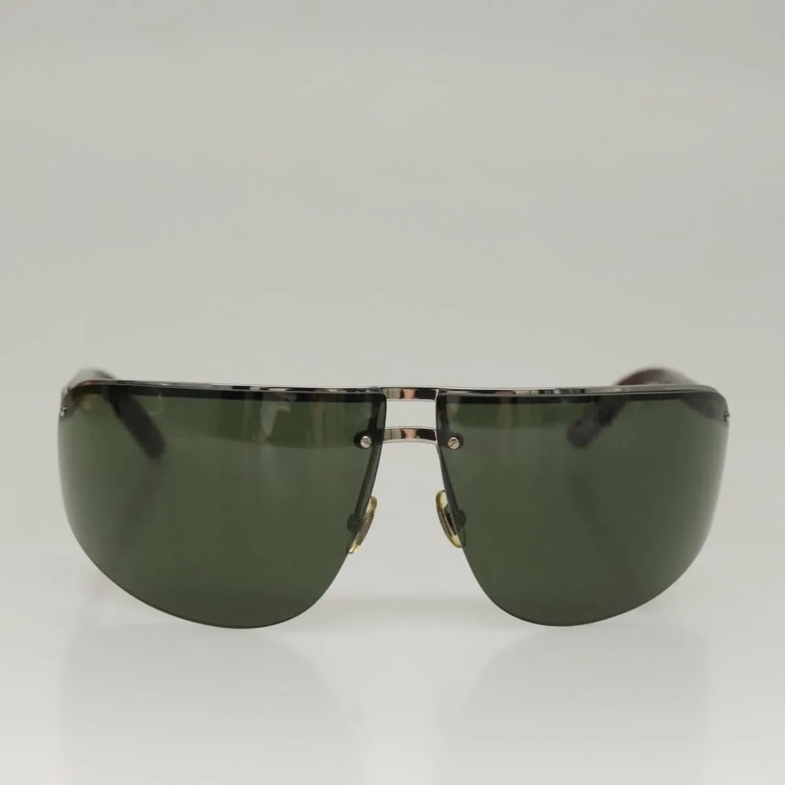 Gucci Gold Metal Women's Eyewear Sunglasses Made in Italy: Gucci Gold Metal Women's Eyewear Sunglasses Made in Italy This pre-owned pair of Gucci Eyewear sunglasses for women features gold-tone metal frames. The sunglasses are in good condition, with slight r