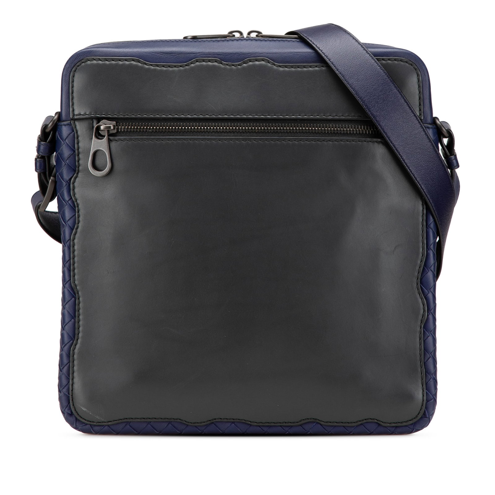 Bottega Veneta Black Intrecciato Leather Crossbody Bag Italy: Bottega Veneta Black Intrecciato Leather Crossbody Bag Italy The Bottega Veneta Intrecciato Trimmed Leather Crossbody is a stylish and functional accessory crafted from high-quality leather. It featur