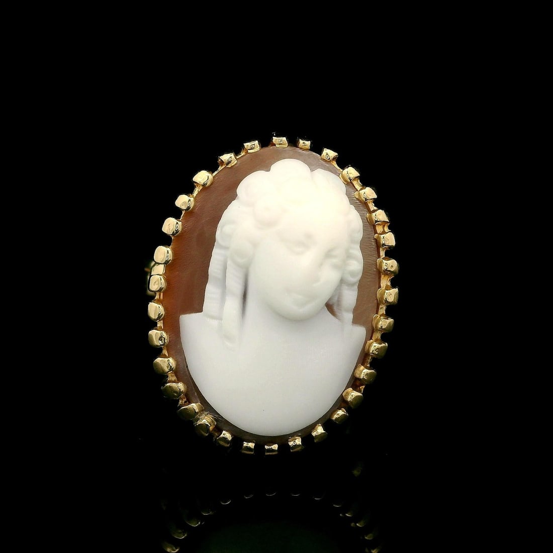 Vintage 13k Yellow Gold Shell Cameo High Profile Cocktail Ring: Vintage 13k Yellow Gold Shell Cameo High Profile Cocktail Ring This exquisite vintage cocktail ring features a stunning carved shell cameo, elegantly set in solid yellow gold. The oval-shaped natural 