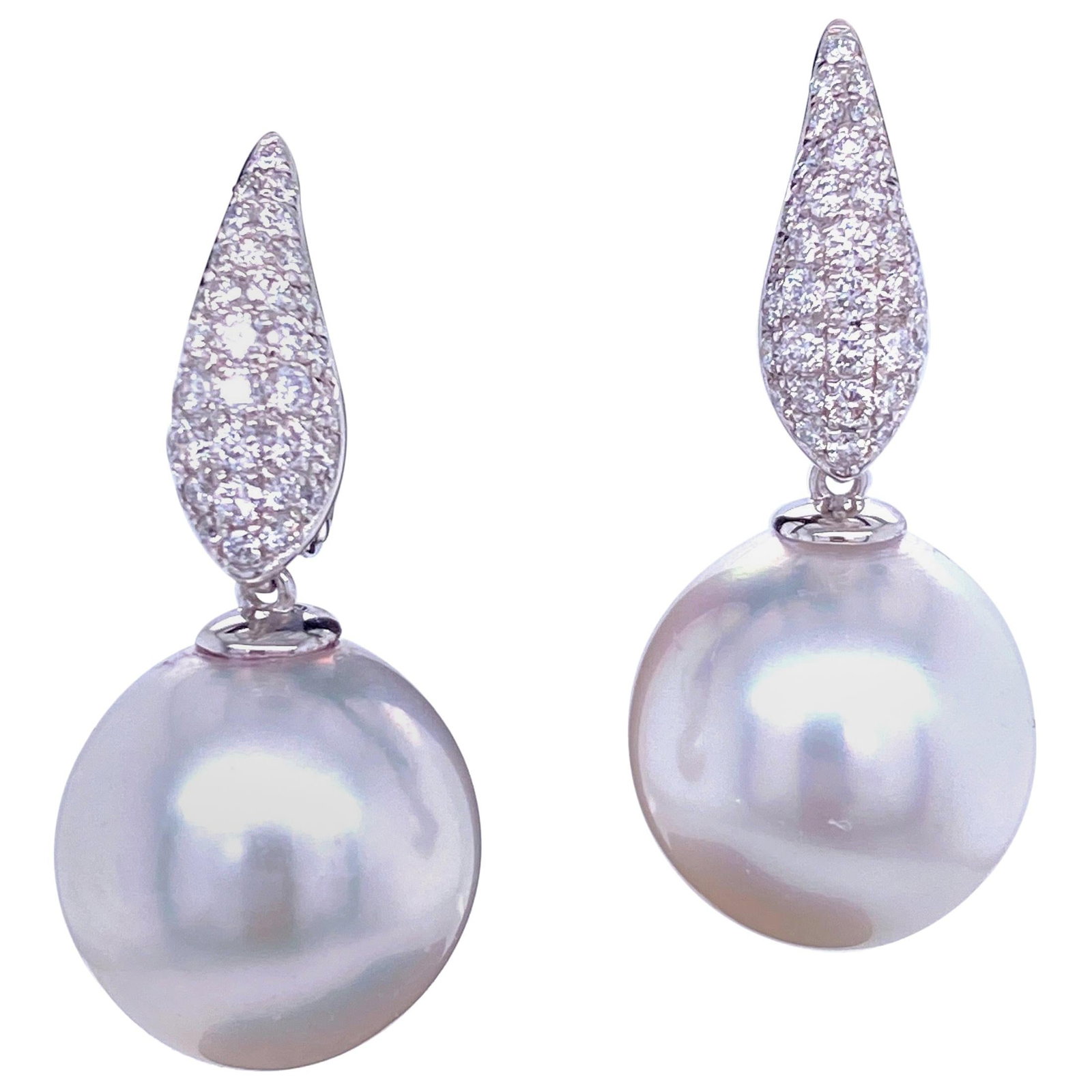 Harbor Diamonds 18K White Gold South Sea Pearl Diamond Earrings 0.45 Carat: Harbor Diamonds 18K White Gold South Sea Pearl Diamond Earrings 0.45 Carat Elevate your style with these exquisite South Sea Pearl Diamond Drop Earrings, crafted from luxurious 18K white gold. These c