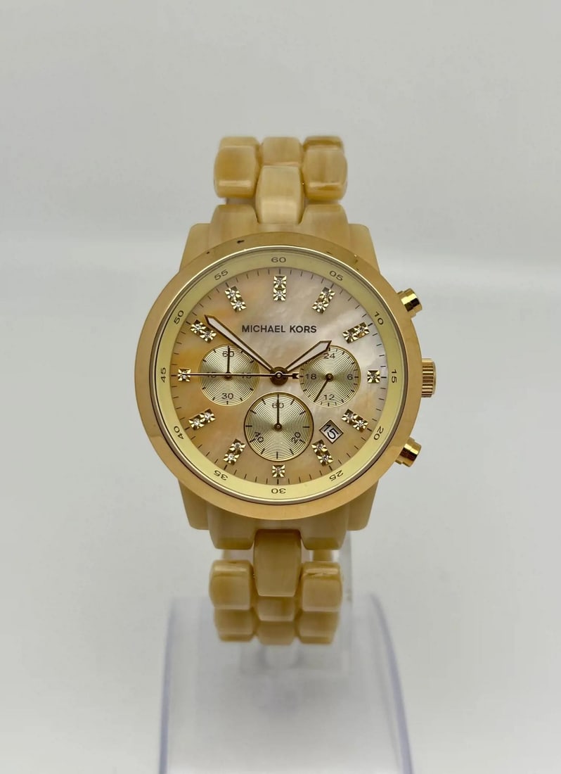 Michael Kors Jet Set 43mm Gold Plastic MOP Dial Ladies Watch MK5217: Michael Kors Jet Set 43mm Gold Plastic MOP Dial Ladies Watch MK5217 This stylish Michael Kors Jet Set ladies' watch features a chic 43mm round stainless steel case with a polished gold finish. The ele