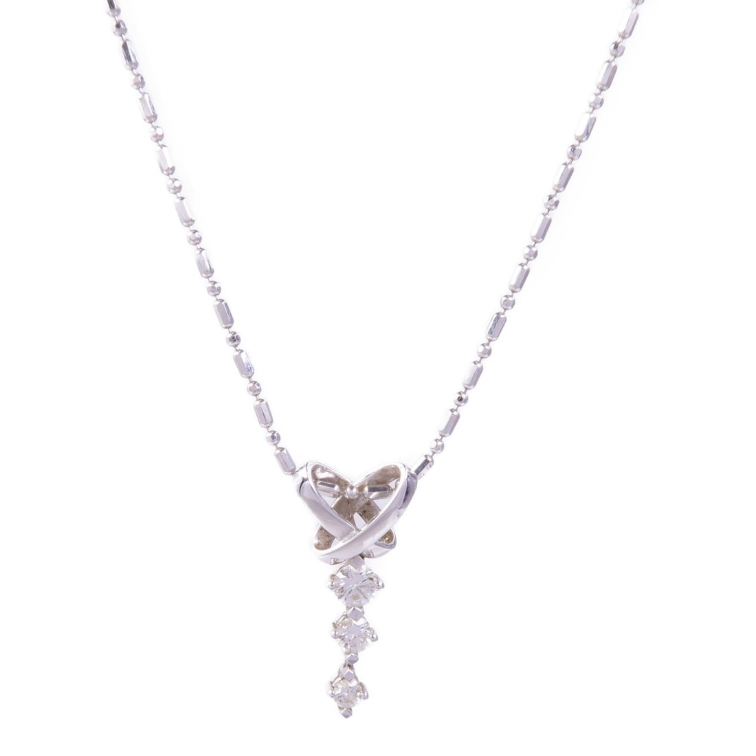 Diamond Necklace in 18K White Gold Elegant Design: Diamond Necklace in 18K White Gold Elegant Design JEWELRY This exquisite diamond necklace is crafted from 18K white gold, radiating elegance and sophistication. The necklace features a stunning diamon