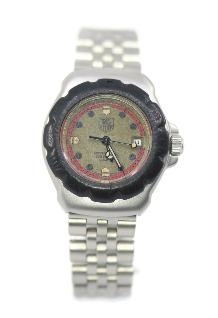 TAG Heuer Formula 1 Quartz Stainless Steel Watch WA1411 28mm Authentic: TAG Heuer Formula 1 Quartz Stainless Steel Watch WA1411 28mm Authentic Discover the TAG Heuer Formula 1 Stainless Steel Watch, a stunning blend of style and sport. This wristwatch features a precise q