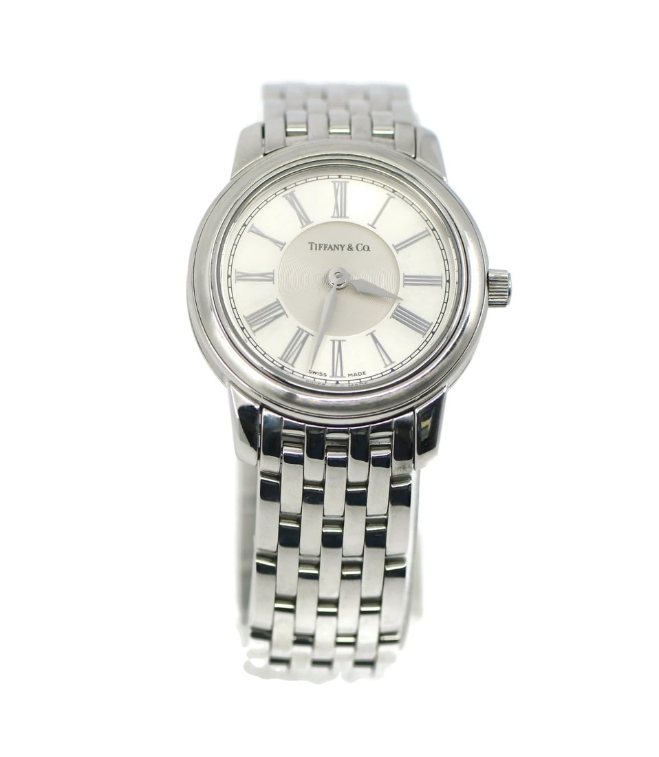 Tiffany & Co Atlas Stainless Steel Quartz Wristwatch 28mm Authentic: Tiffany & Co Atlas Stainless Steel Quartz Wristwatch 28mm Authentic Discover the elegance of the Tiffany & Co Atlas Stainless Steel Watch, a stunning timepiece crafted in Switzerland. This wristwatch 
