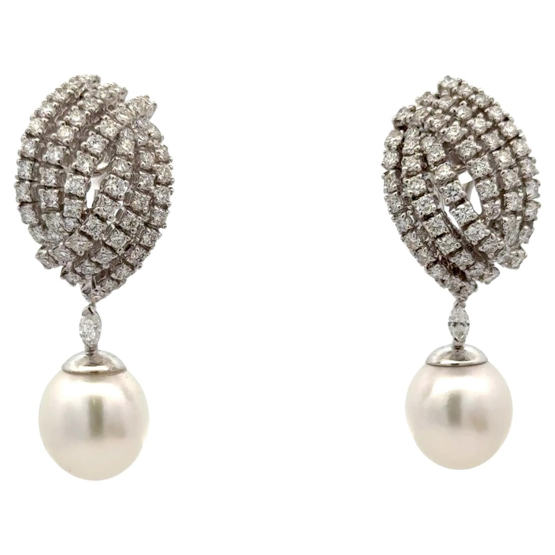 Day & Night 18kt White Gold Pearl Diamond Drop Earrings 2.61 CTS: Day & Night 18kt White Gold Pearl Diamond Drop Earrings 2.61 CTS Elevate your elegance with these stunning Day & Night South Sea Pearl Diamond Drop Earrings. Crafted from luxurious 18kt white gold, th