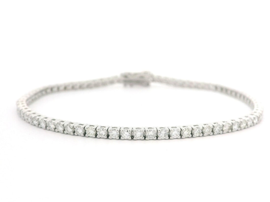 14k White Gold 2.60ctw Diamond Tennis Bracelet Classic Design: 14k White Gold 2.60ctw Diamond Tennis Bracelet Classic Design This stunning 14k white gold tennis bracelet features a classic design adorned with 73 natural round brilliant cut diamonds. The diamonds 