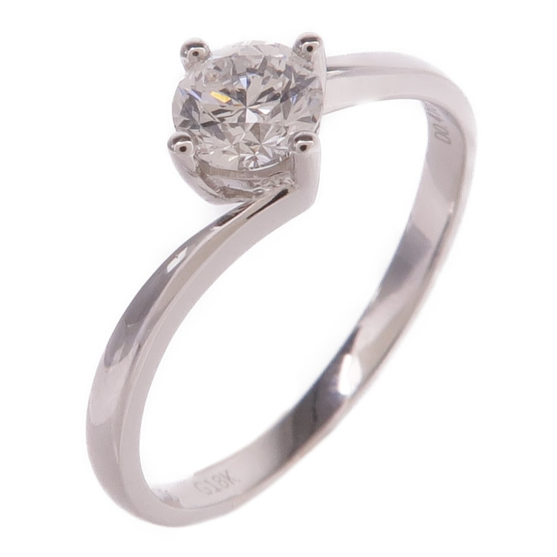 Diamond Ring in 18K White Gold Size 6: Diamond Ring in 18K White Gold Size 6 Diamond Ring in 18K White Gold Size 6 This exquisite diamond ring showcases a stunning diamond set in 18K white gold, offering a touch of elegance and luxury. The