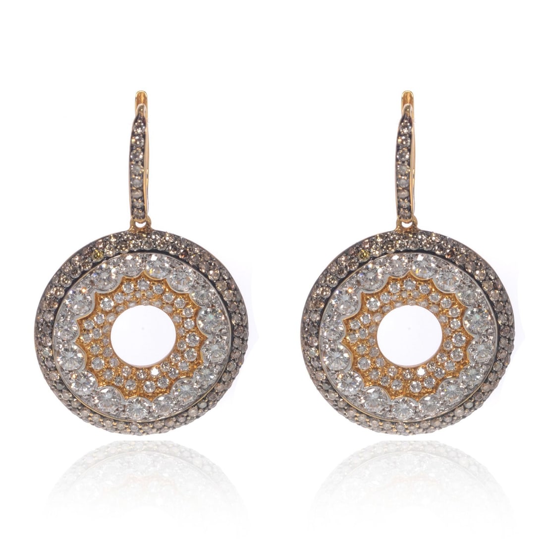 Luca Carati 18K Rose Gold Diamond Drop Earrings 5.73cttw: Luca Carati 18K Rose Gold Diamond Drop Earrings 5.73cttw Elevate your elegance with these stunning Luca Carati drop earrings, crafted from luxurious 18K rose gold. The earrings feature an exquisite co