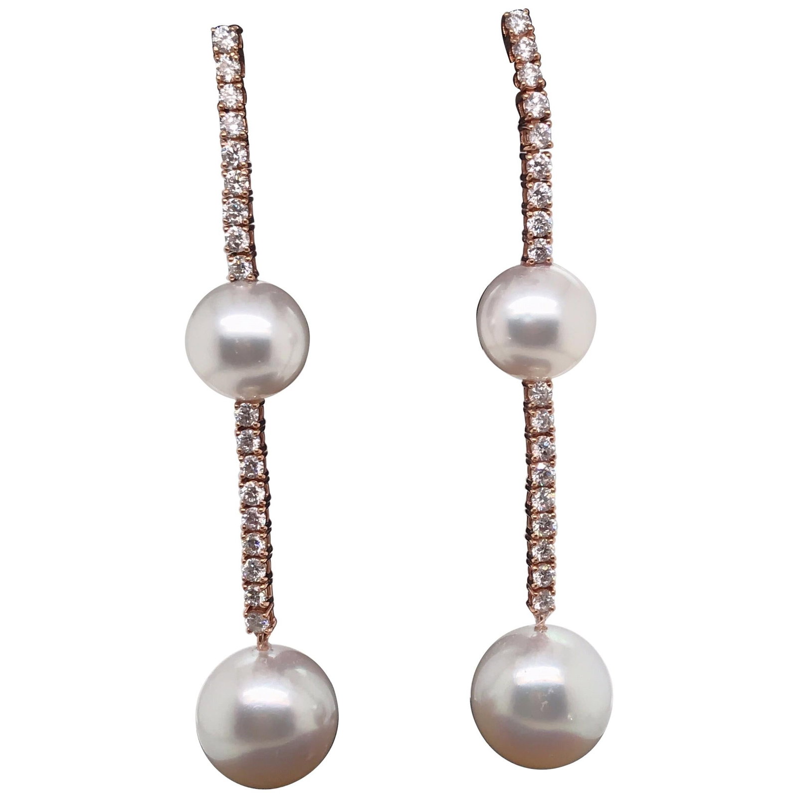 Harbor Diamonds 18K Rose Gold South Sea Pearl Diamond Drop Earrings 1.81 Carat: Harbor Diamonds 18K Rose Gold South Sea Pearl Diamond Drop Earrings 1.81 Carat Elevate your style with these exquisite drop earrings crafted in 18K rose gold. Featuring stunning South Sea pearls measu