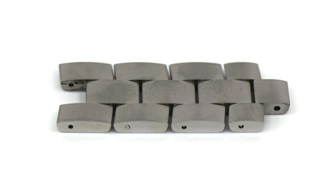 TAG Heuer Aquaracer Authentic Stainless Steel Links 20mm: TAG Heuer Aquaracer Authentic Stainless Steel Links 20mm Enhance your TAG Heuer Aquaracer with these authentic stainless steel links. Designed specifically for the Aquaracer model, these links measure