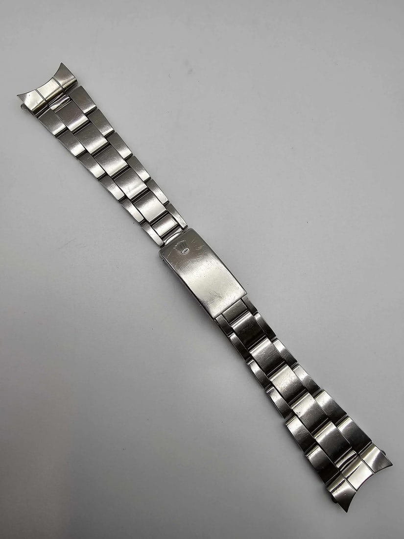 Rolex 7835 19mm Oyster watch bracelet with 357 end links: Rolex 7835 19mm Oyster watch bracelet with 357 end links Authentic Rolex 7835 folded-link Oyster bracelet with 357 end links for compatible Rolex watches. This stainless steel wristwatch band is in pr