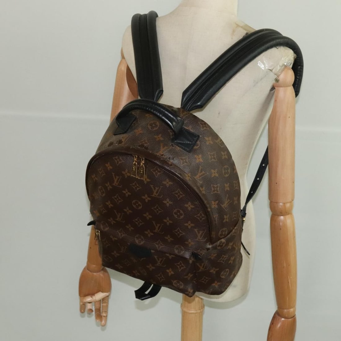 Louis Vuitton M44874 Palm Springs MM Monogram Canvas Backpack: Louis Vuitton M44874 Palm Springs MM Monogram Canvas Backpack Louis Vuitton Palm Springs MM backpack in Monogram canvas. This women's backpack is made in Italy and shows heavy use, including an out-of