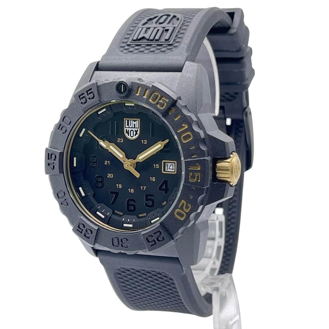 Luminox Navy SEAL 3501.GOLD.SET 45mm Carbon Watch with Extra Nylon Strap: Luminox Navy SEAL 3501.GOLD.SET 45mm Carbon Watch with Extra Nylon Strap This Luminox Navy Seal Series 3500 men's watch features a 45mm carbon case with a matte finish and a black dial. The watch incl