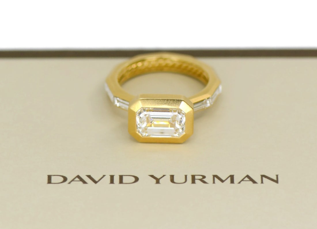 David Yurman Emerald Diamond 18K Yellow Gold Ring Size 5: David Yurman Emerald Diamond 18K Yellow Gold Ring Size 5 This pre-owned David Yurman engagement ring features a 2.01 carat emerald-cut diamond with G color and VVS1 clarity, set in 18K yellow gold. Th