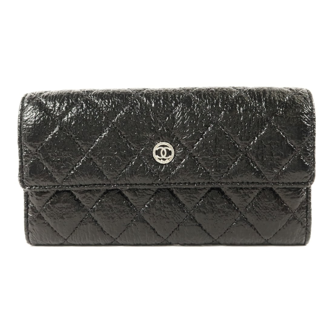 Chanel Black Patent Leather Bifold Wallet with Silver CC Logo: Chanel Black Patent Leather Bifold Wallet with Silver CC Logo This CHANEL long bifold wallet showcases a sleek black patent leather exterior and features the iconic CC logo with silver-tone hardware. 