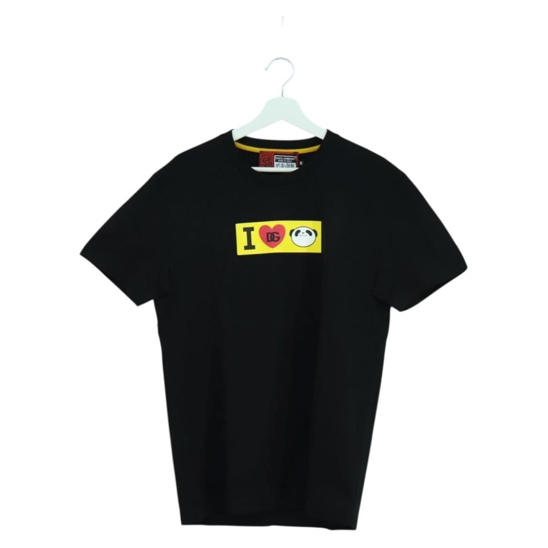Dolce&Gabbana x Jujutsu Kaisen Panda Black Cotton T-Shirt Size 48: Dolce&Gabbana x Jujutsu Kaisen Panda Black Cotton T-Shirt Size 48 This Dolce & Gabbana x Jujutsu Kaisen Panda T-shirt features a short-sleeved design crafted from black cotton. Made in Italy, it is ta