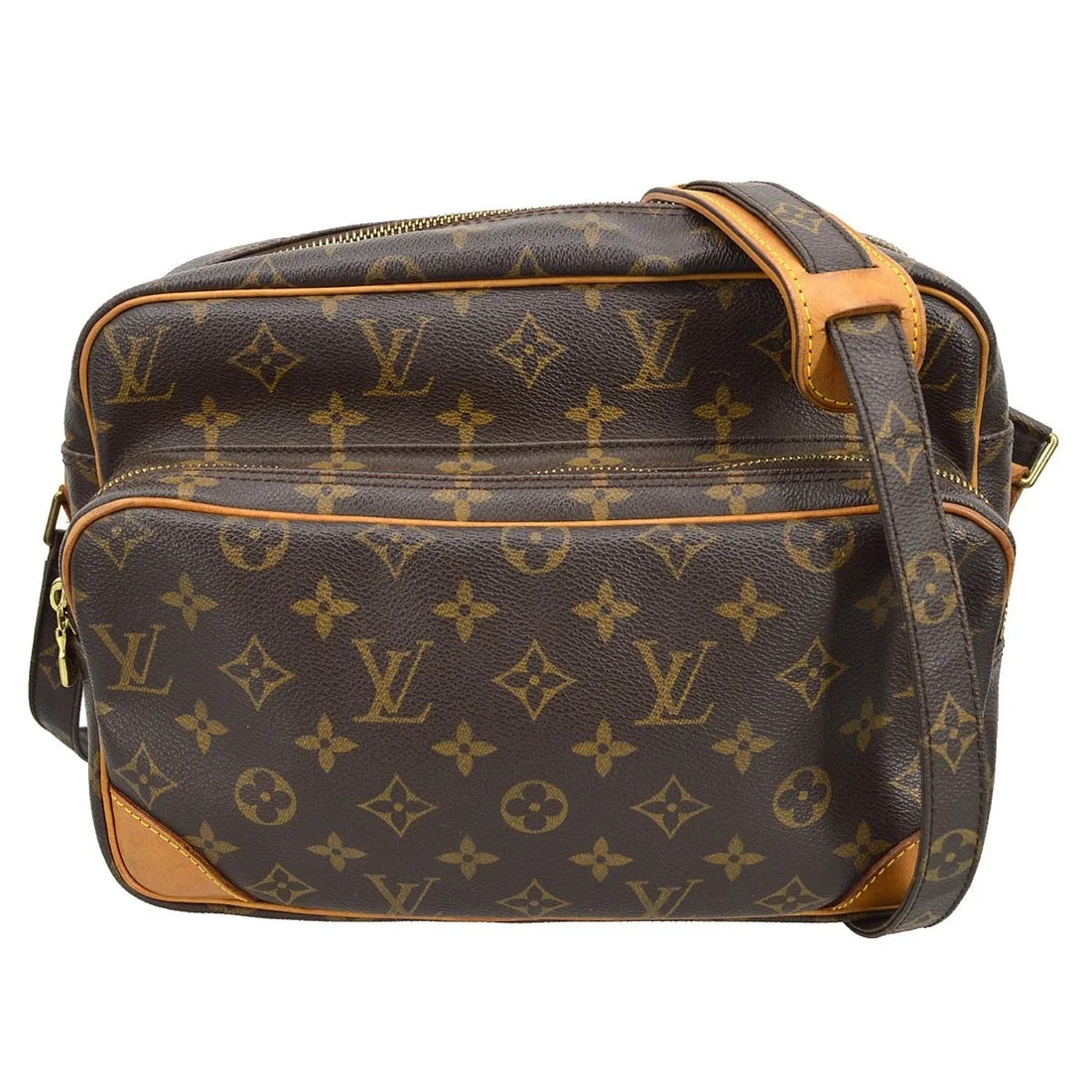 Louis Vuitton Nil Messenger Bag in Brown Monogram Canvas: Louis Vuitton Nil Messenger Bag in Brown Monogram Canvas Louis Vuitton Nil Messenger in brown monogram canvas. This unisex bag is made in France and is presented in good condition with visible wear. T