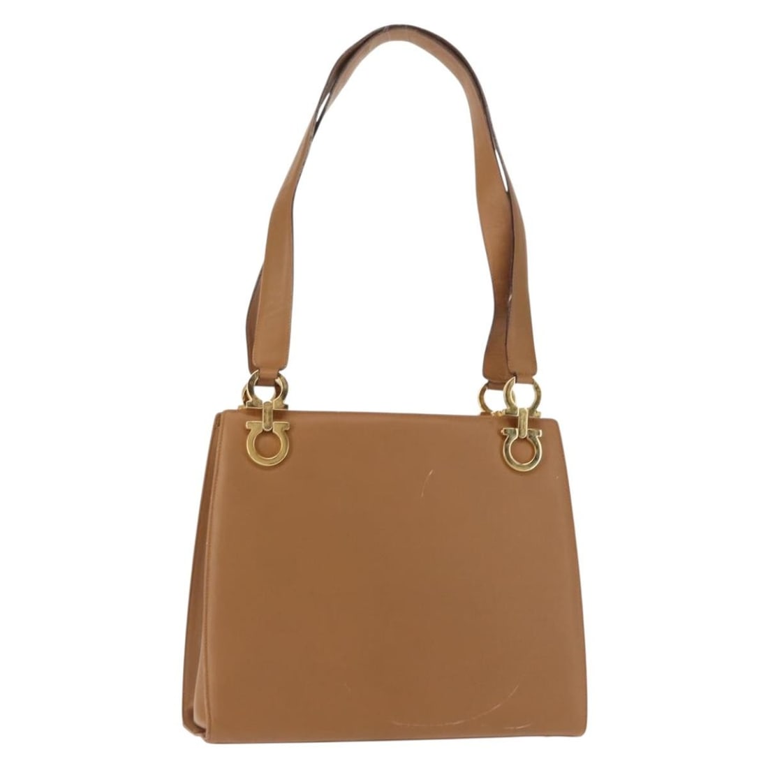 Salvatore Ferragamo Gancini Beige Leather Shoulder Bag Made in Italy: Salvatore Ferragamo Gancini Beige Leather Shoulder Bag Made in Italy This Salvatore Ferragamo Gancini Shoulder Bag embodies elegance and functionality. Crafted in Italy, it features a luxurious beige 