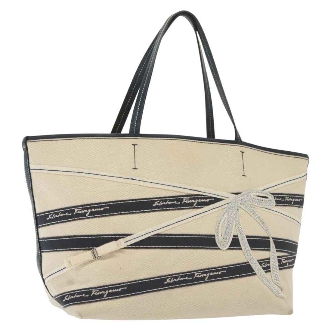 Salvatore Ferragamo Vala Tote Bag Canvas Beige Navy Silver Made in Italy: Salvatore Ferragamo Vala Tote Bag Canvas Beige Navy Silver Made in Italy Introducing the Salvatore Ferragamo Vala Vala Tote Bag, a stylish and versatile accessory crafted from durable canvas. This tot