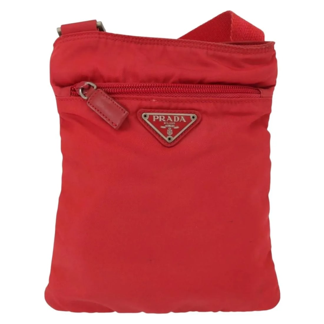 Prada Tessuto nylon messenger bag red 18cm x 21cm: Prada Tessuto nylon messenger bag red 18cm x 21cm This Prada Flat Messenger Bag is crafted from durable red nylon and features a compact, unisex design. Made in Italy, it offers a practical and stylis