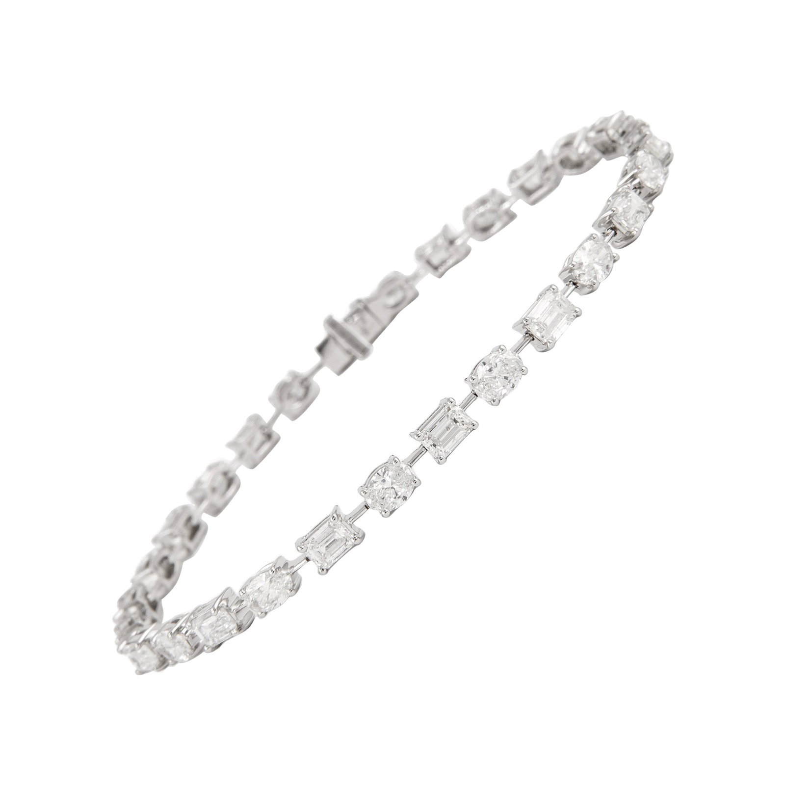 5.84ct Multi Diamond Bracelet 18k White Gold: 5.84ct Multi Diamond Bracelet 18k White Gold This exquisite multi-diamond bracelet showcases 5.84 carats of brilliance, crafted in luxurious 18k white gold. Featuring 28 oval and emerald cut diamonds,