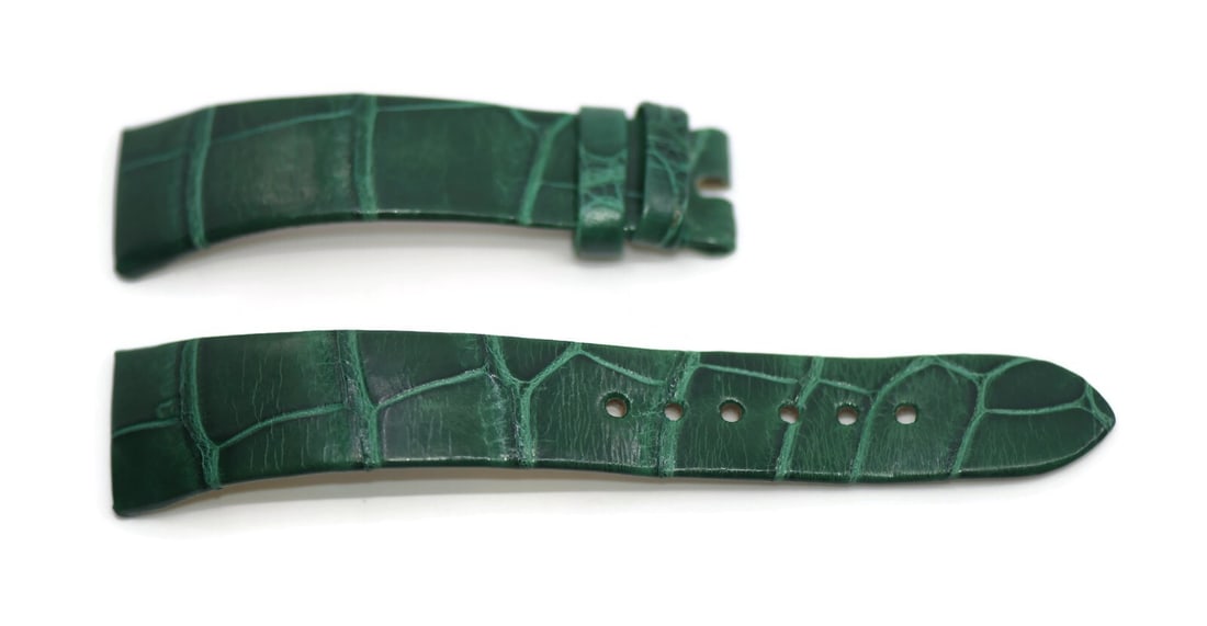 Green Leather 17mm Wristwatch Band for Bvlgari: Green Leather 17mm Wristwatch Band for Bvlgari This is a pre-owned Bulgari wristwatch band featuring a green leather two-piece strap. It is designed for a band width of 17 mm and is made from high-qua