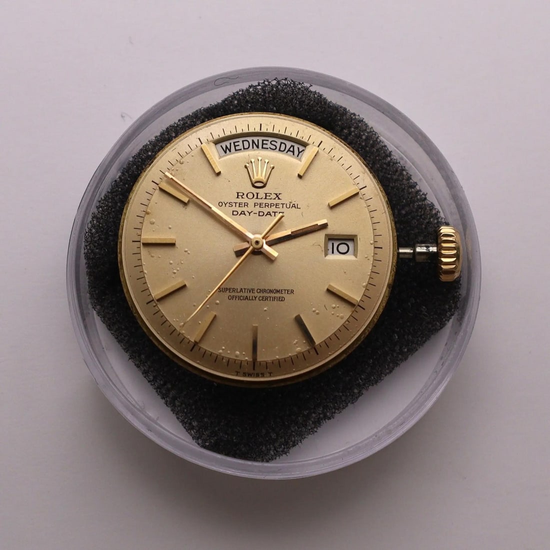 Day Date 1556 Champagne Dial Automatic Movement for Rolex Oyster Perpetual: Day Date 1556 Champagne Dial Automatic Movement for Rolex Oyster Perpetual This is a pre-owned Rolex Oyster Perpetual Day Date movement featuring a champagne dial. The mechanical (automatic) movement 