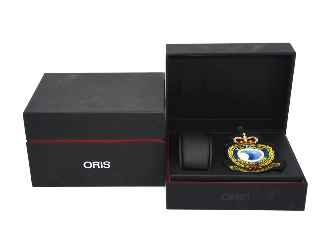 Oris Blue Eagles Presentation Watch Case 8x6x5 Inches: Oris Blue Eagles Presentation Watch Case 8x6x5 Inches This is an Oris Blue Eagles presentation watch box designed for a single watch. The box is pre-owned and provides an elegant storage or display so