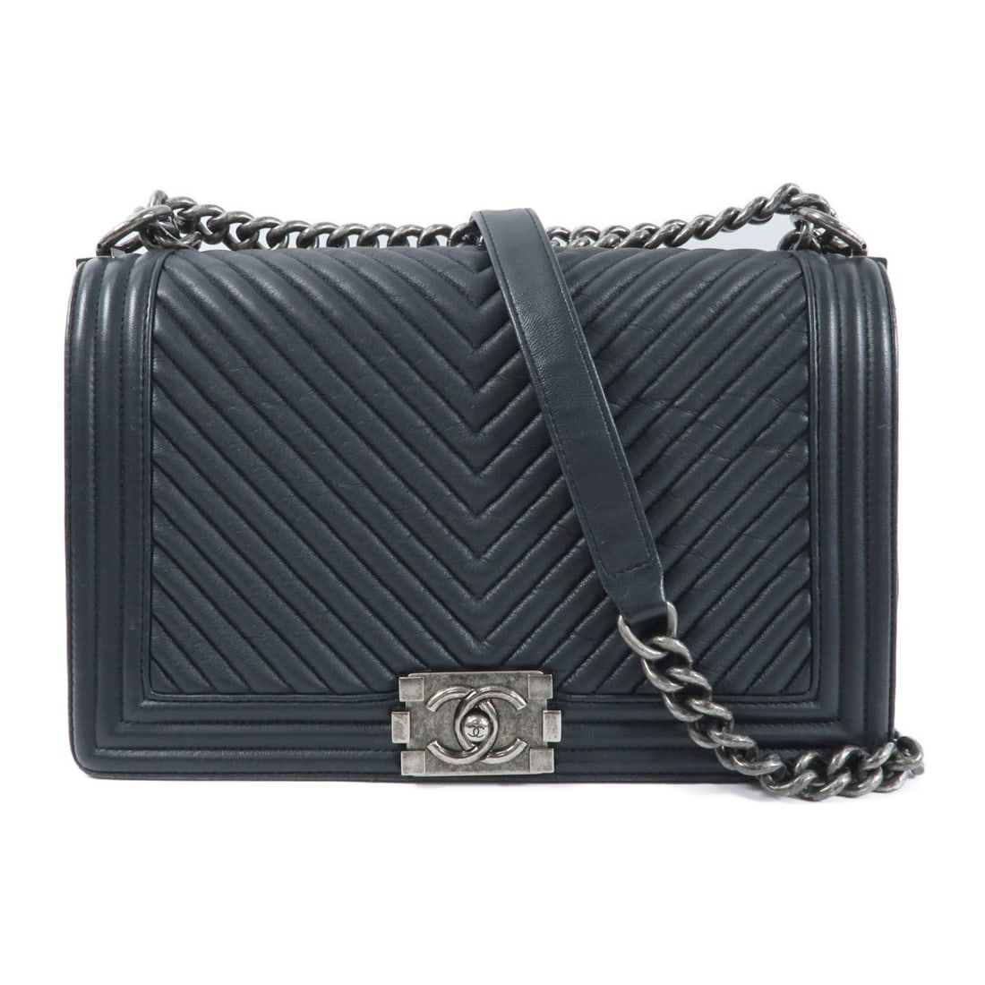 Chanel Boy CC Black Lambskin Leather 28 Shoulder Bag with Chain: Chanel Boy CC Black Lambskin Leather 28 Shoulder Bag with Chain This CHANEL CC Boy 28 shoulder bag is crafted from black lambskin leather and features a classic chain strap design. Designed for women,