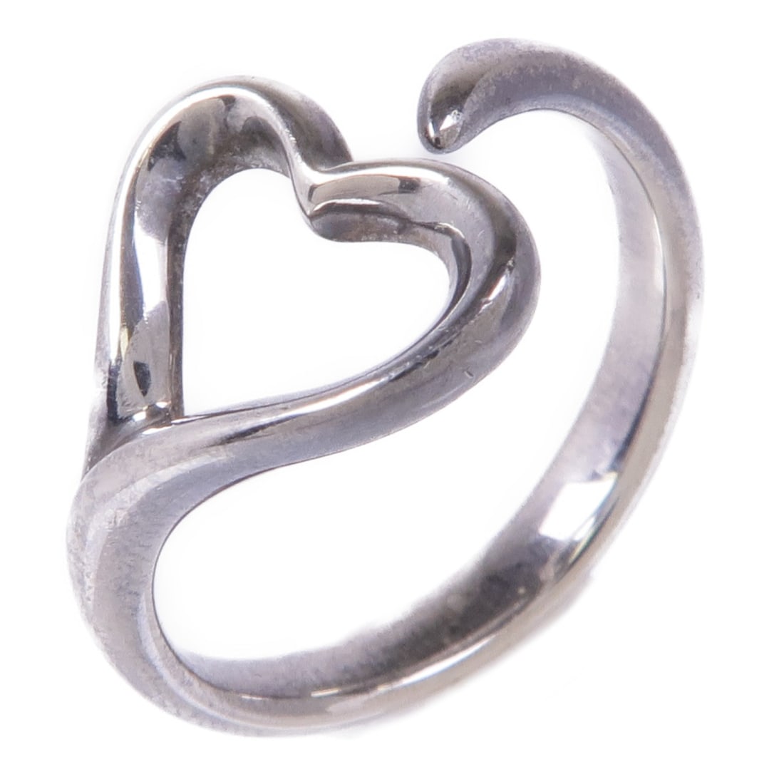 Tiffany & Co 925 Silver Ring Size US 6 Classic Design: Tiffany & Co 925 Silver Ring Size US 6 Classic Design This elegant Tiffany & Co. ring is crafted from high-quality 925 sterling silver, showcasing a timeless silver hue that complements any style. Des