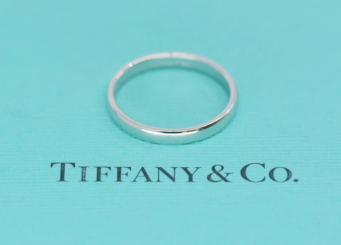 Tiffany & Co 950 Platinum Band Size 6: Tiffany & Co 950 Platinum Band Size 6 This Tiffany & Co. ring is crafted from platinum with a purity of 950 and features a sleek, minimalist design without a center stone. The band measures 3mm in wid