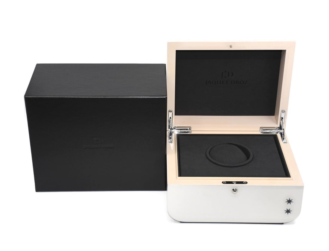 Presentation Case for Jaquet Droz Single Watch 9x7x5 Inches: Presentation Case for Jaquet Droz Single Watch 9x7x5 Inches This is an authentic pre-owned Jaquet Droz presentation box designed to hold a single watch. The box measures 9 x 7 x 5 inches and is ideal 
