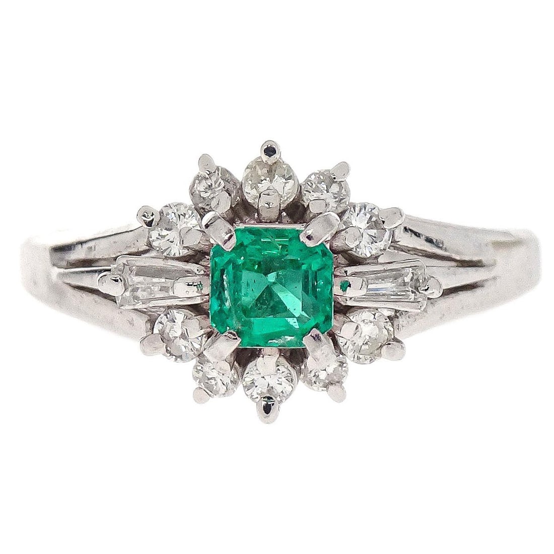Vintage Pt900 Platinum Ring with Emerald and Diamond Size 51: Vintage Pt900 Platinum Ring with Emerald and Diamond Size 51 Vintage platinum ring set with an emerald and diamond accents. This no-brand piece is presented in very good condition with minor scuffs an
