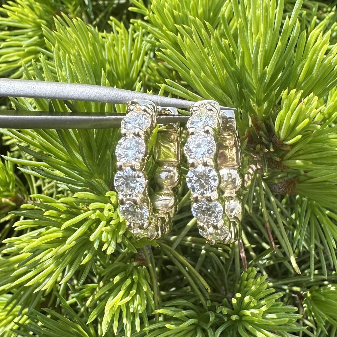 14k Yellow Gold Diamond Huggie Hoop Earrings 1.83ctw Push Button Backs: 14k Yellow Gold Diamond Huggie Hoop Earrings 1.83ctw Push Button Backs These unbranded hoop huggie earrings are crafted from solid 14k yellow gold and set with a total of 10 natural, round brilliant c