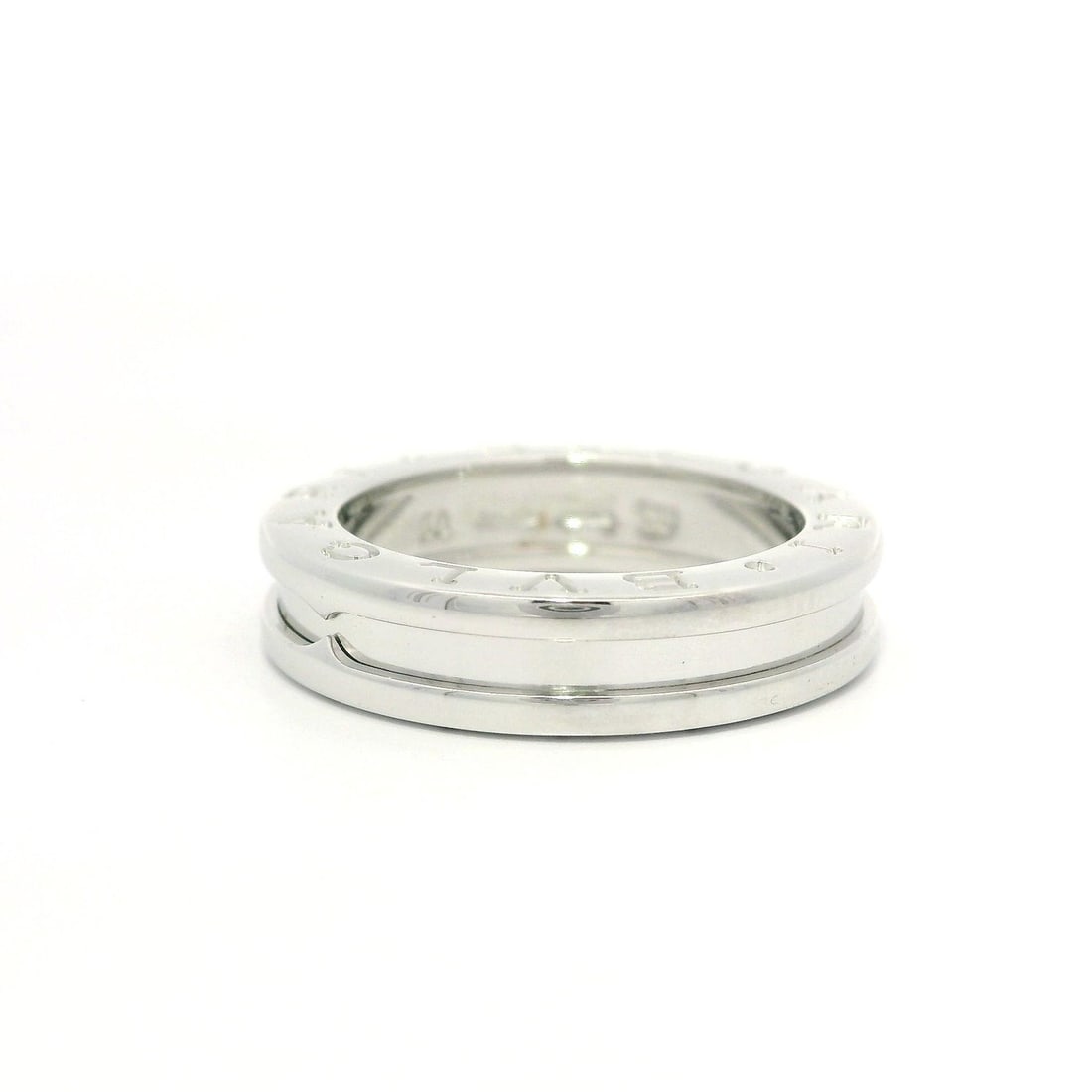 Bvlgari 18k White Gold B Zero 1 Band Ring Size 50: Bvlgari 18k White Gold B Zero 1 Band Ring Size 50 This exquisite designer Bulgari B Zero 1 band ring is crafted from solid 18k white gold, offering a sophisticated and timeless look. With a width of 4