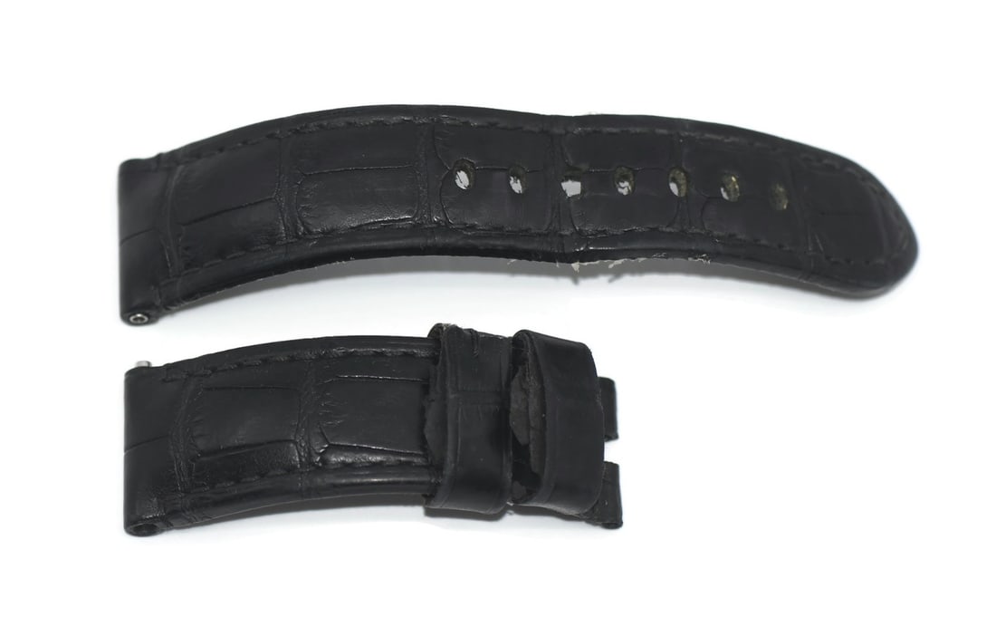 Panerai 24mm Black Leather Wristwatch Strap 100% Authentic: Panerai 24mm Black Leather Wristwatch Strap 100% Authentic This Panerai Black Leather Strap is designed for wristwatches and features a sleek black finish. It has a width of 24mm at the buckle and tap
