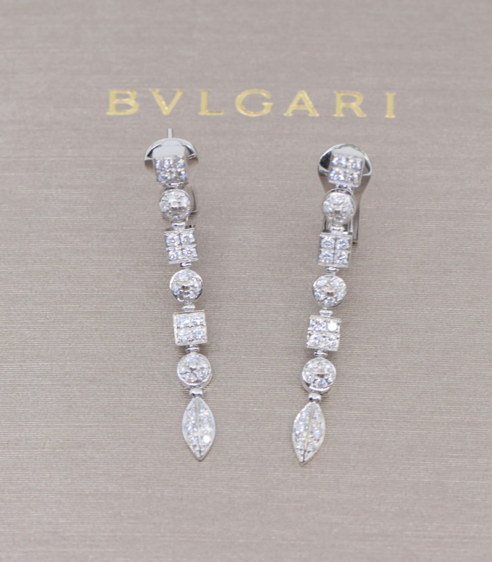 Bvlgari Lucea 18K White Gold Diamond Dangle Earrings Authentic: Bvlgari Lucea 18K White Gold Diamond Dangle Earrings Authentic Elevate your elegance with these stunning Bulgari Lucea Diamond Earrings, crafted in luxurious 18K white gold. Featuring a graceful dangl