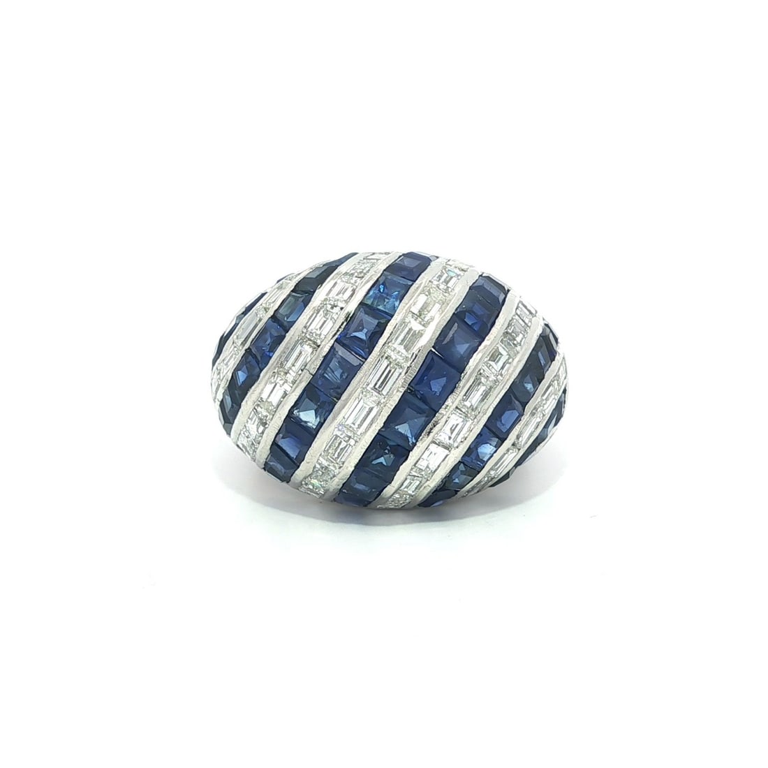 Vintage Platinum 4.70ctw Blue Sapphire Diamond Dome Ring: Vintage Platinum 4.70ctw Blue Sapphire Diamond Dome Ring Discover a stunning vintage domed bombe ring crafted from solid platinum, featuring an impressive total carat weight of approximately 4.70ctw. 