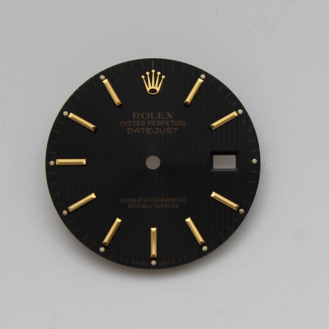 Rolex Datejust 16233 Black Tapestry Dial with Gold Stick Markers: Rolex Datejust 16233 Black Tapestry Dial with Gold Stick Markers This exquisite Rolex Datejust features a striking black tapestry tuxedo dial complemented by elegant gold stick markers. Designed for l
