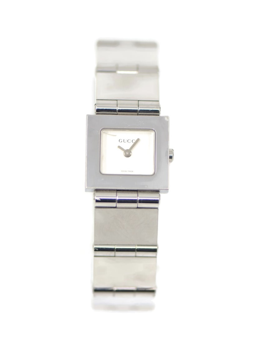 Stainless Steel Gucci 600L Women's Swiss Wristwatch with Original Box: Stainless Steel Gucci 600L Women's Swiss Wristwatch with Original Box This Gucci 600L wristwatch is crafted from stainless steel and designed for women. It features a 21 mm case and fits wrist sizes u