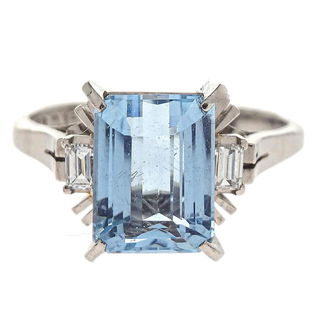 Vintage Platinum 900 Ring with Blue Topaz and Diamond Size 54: Vintage Platinum 900 Ring with Blue Topaz and Diamond Size 54 Vintage platinum ring featuring a round blue topaz accented with diamonds. This no-brand piece is presented in very good condition and has