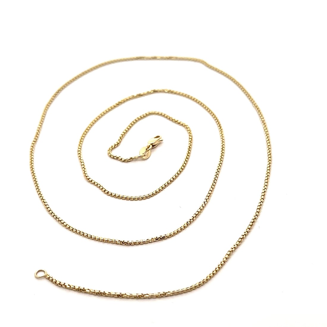 Beveled Box Link Necklace 14k Yellow Gold 22 Inch 0.9mm Chain: Beveled Box Link Necklace 14k Yellow Gold 22 Inch 0.9mm Chain This un-used 14k yellow gold beveled box link chain necklace features a classic 22-inch length and a sleek 0.9mm thickness. Crafted from s